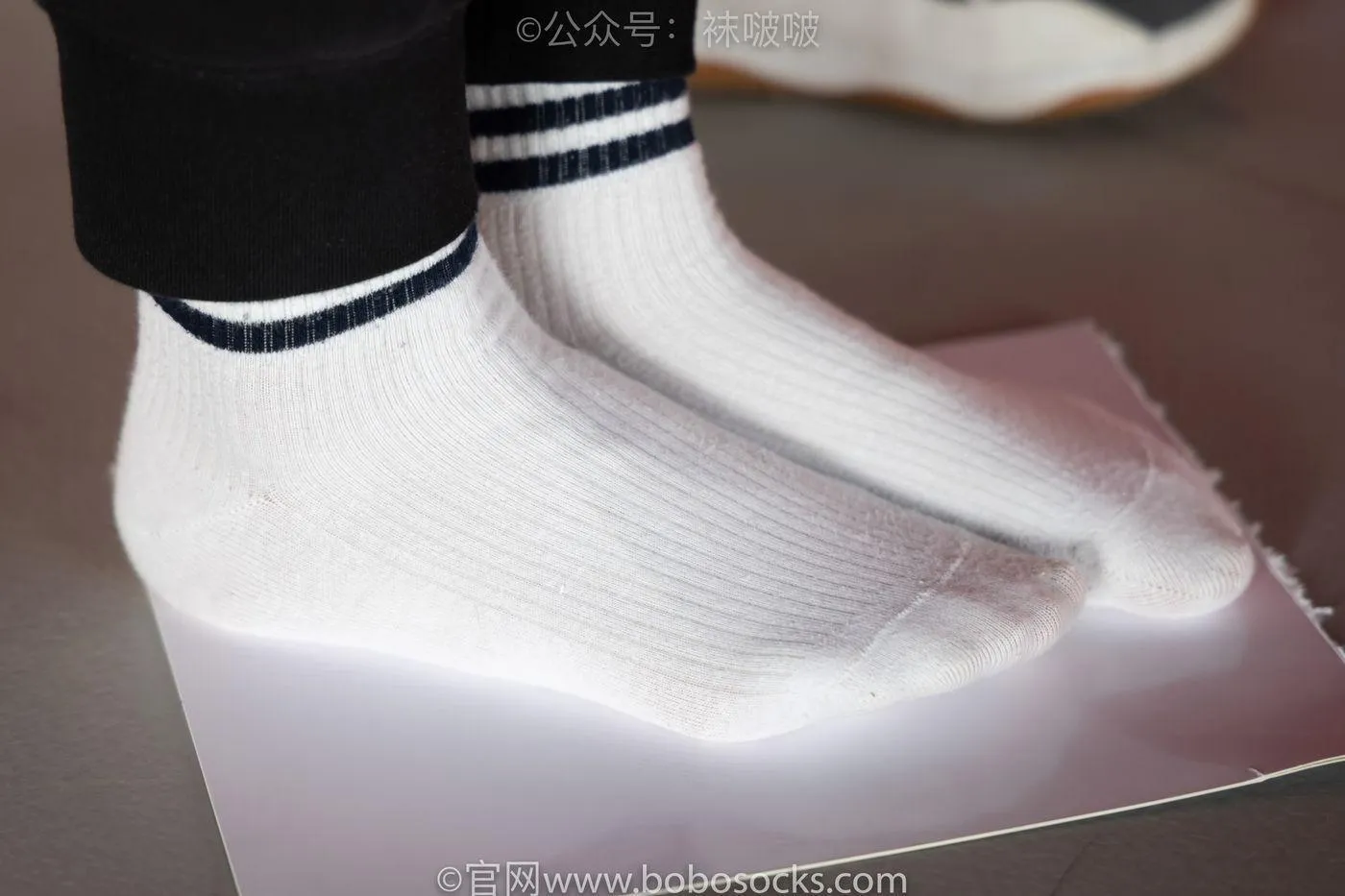[BoBoSocks袜啵啵]NO.018 木木-运动鞋、白棉袜、裸足 [136P]插图7